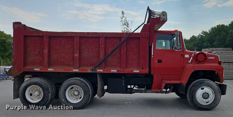 image for item EI8247 1992 Ford L9000 dump truck