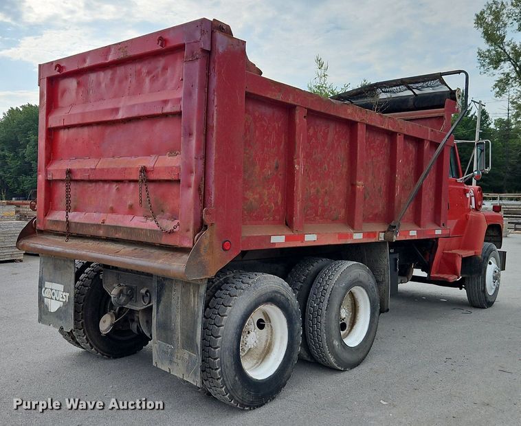 image for item EI8247 1992 Ford L9000 dump truck