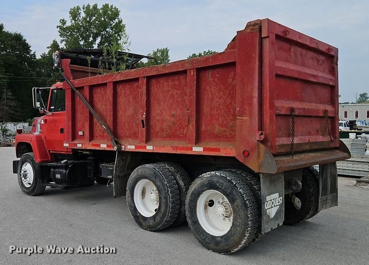 image for item EI8247 1992 Ford L9000 dump truck