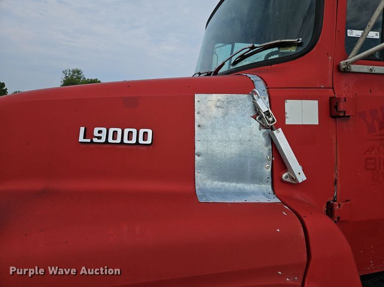 image for item EI8247 1992 Ford L9000 dump truck