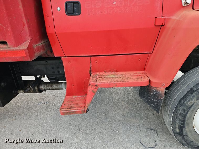 image for item EI8247 1992 Ford L9000 dump truck