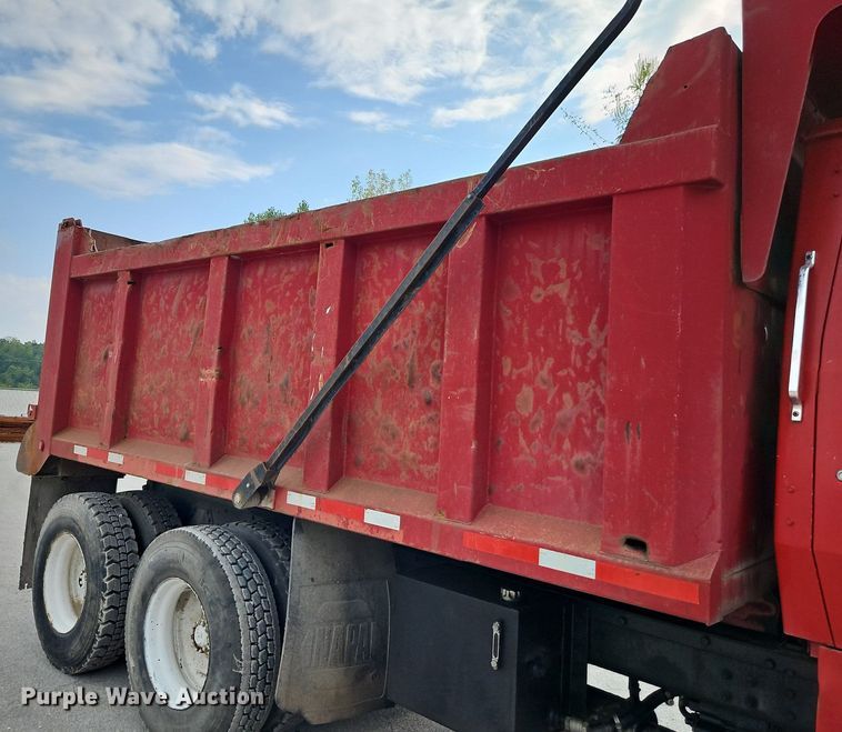 image for item EI8247 1992 Ford L9000 dump truck