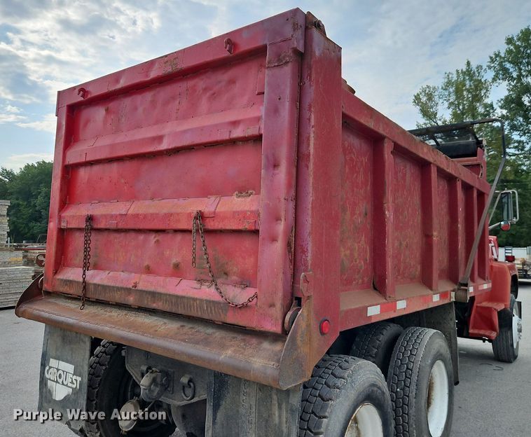 image for item EI8247 1992 Ford L9000 dump truck
