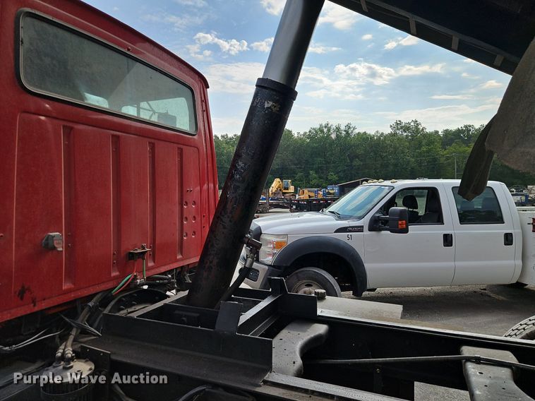 image for item EI8247 1992 Ford L9000 dump truck