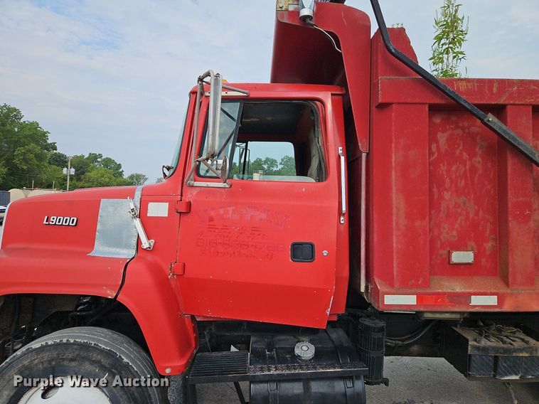 image for item EI8247 1992 Ford L9000 dump truck
