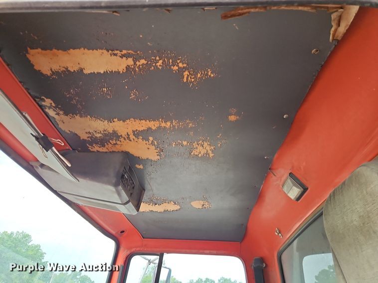 image for item EI8247 1992 Ford L9000 dump truck