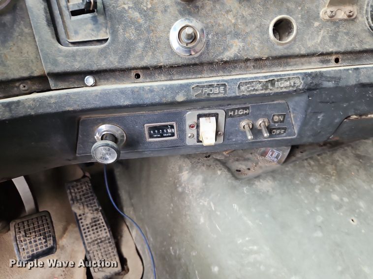 image for item EI8247 1992 Ford L9000 dump truck