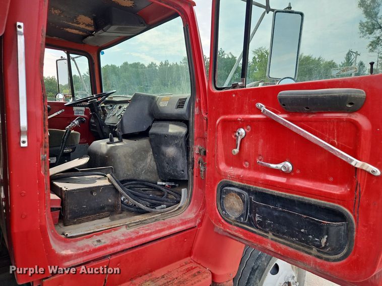 image for item EI8247 1992 Ford L9000 dump truck