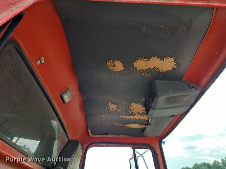 image for item EI8247 1992 Ford L9000 dump truck