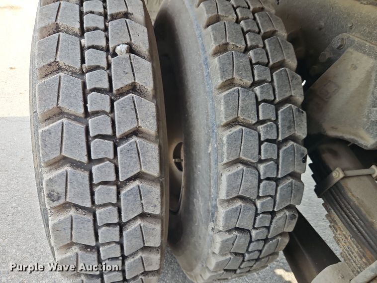 image for item EI8247 1992 Ford L9000 dump truck