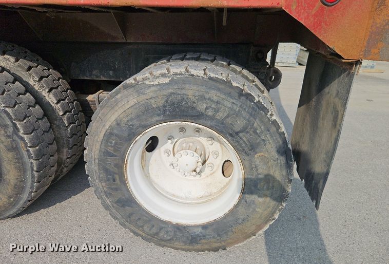 image for item EI8247 1992 Ford L9000 dump truck