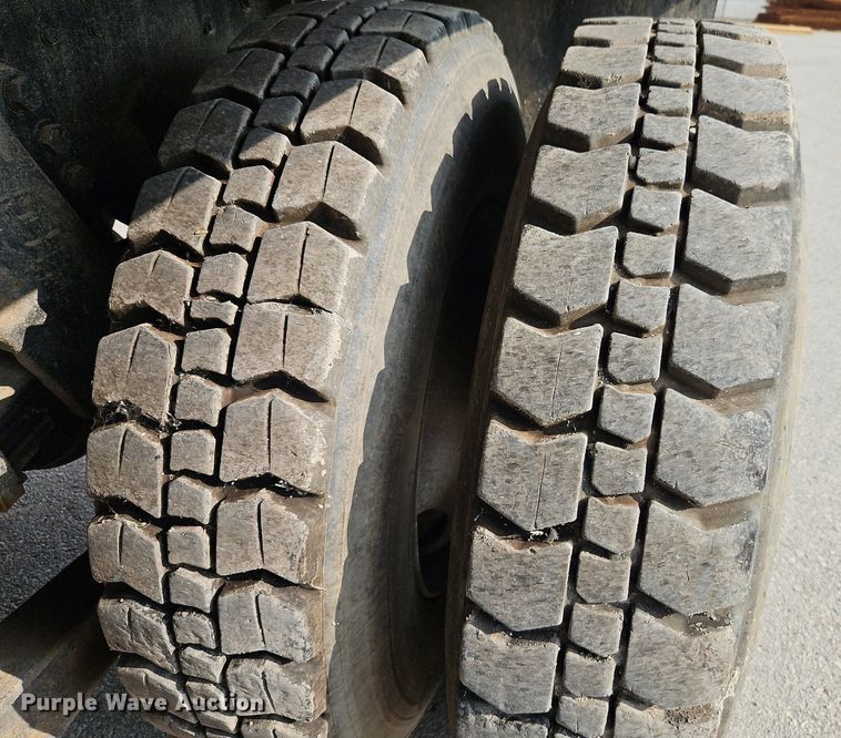 image for item EI8247 1992 Ford L9000 dump truck