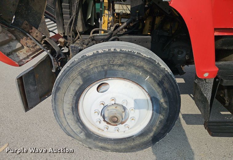 image for item EI8247 1992 Ford L9000 dump truck