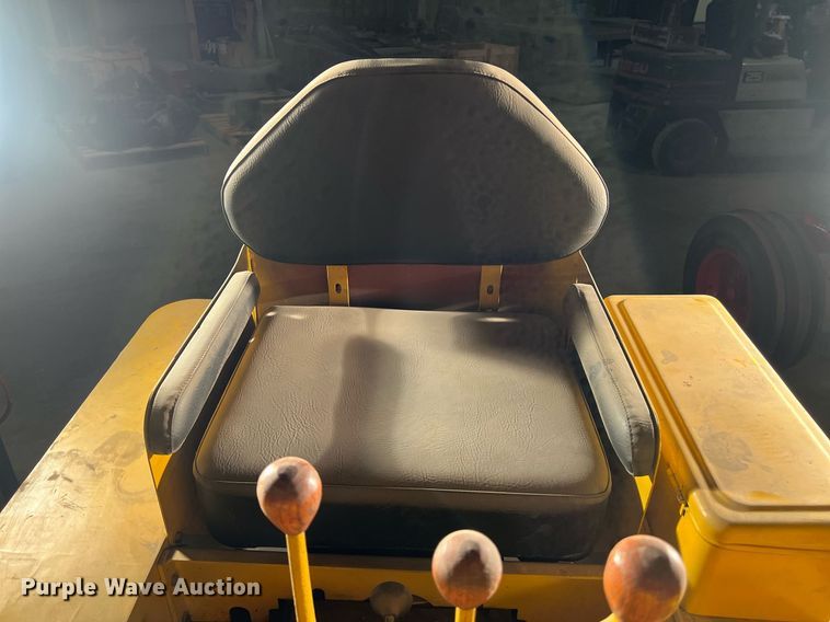 image for item EJ2969 Caterpillar D2 crawler tractor