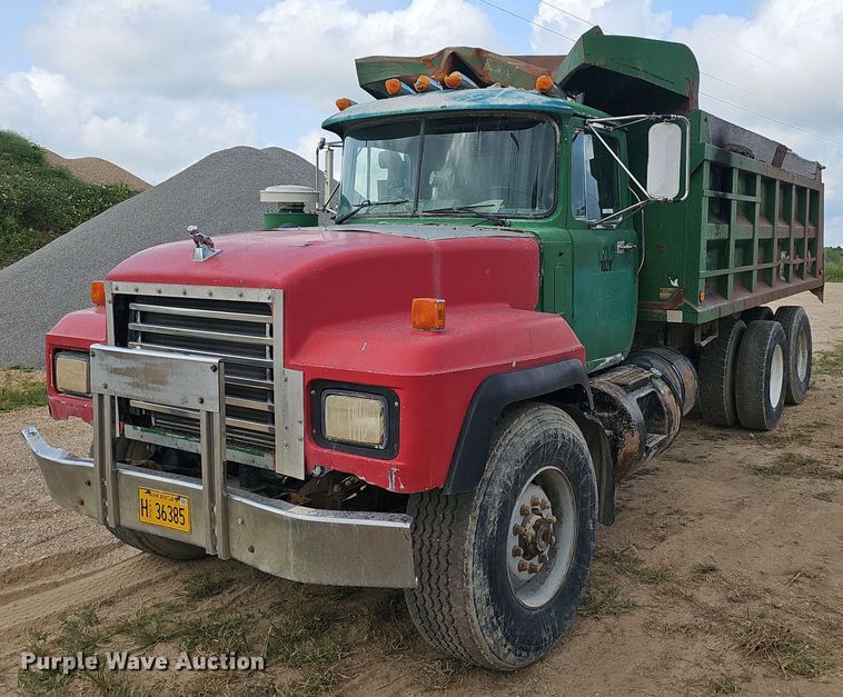 image for item EJ5795 1998 Mack RD690S dump truck