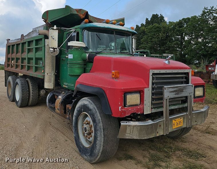 image for item EJ5795 1998 Mack RD690S dump truck