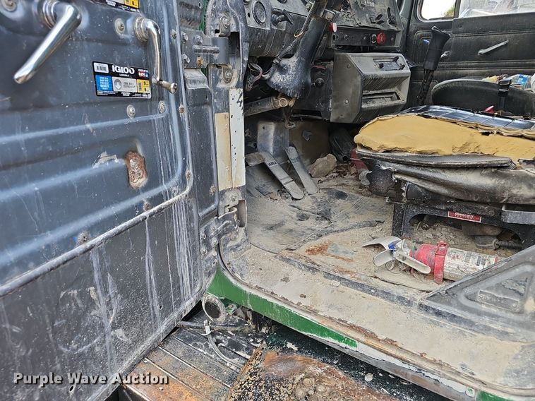 image for item EJ5795 1998 Mack RD690S dump truck