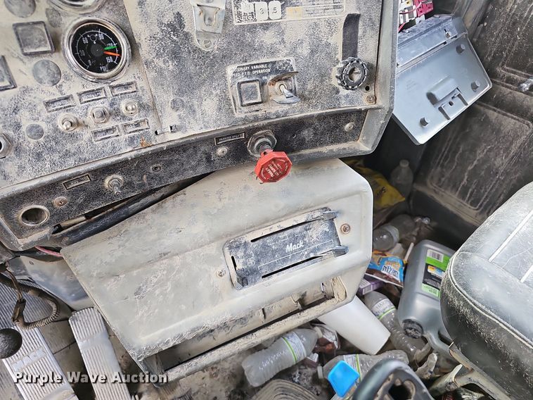 image for item EJ5795 1998 Mack RD690S dump truck