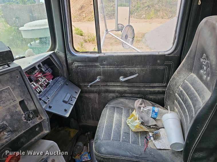 image for item EJ5795 1998 Mack RD690S dump truck