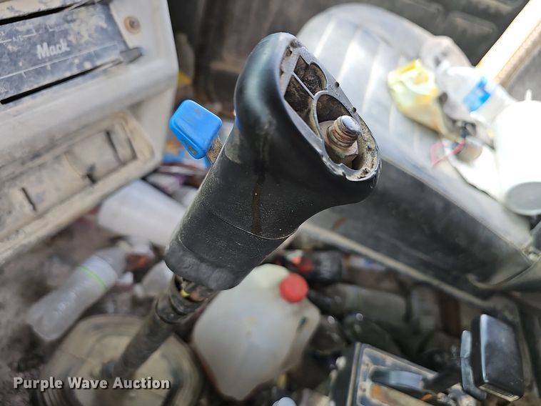 image for item EJ5795 1998 Mack RD690S dump truck