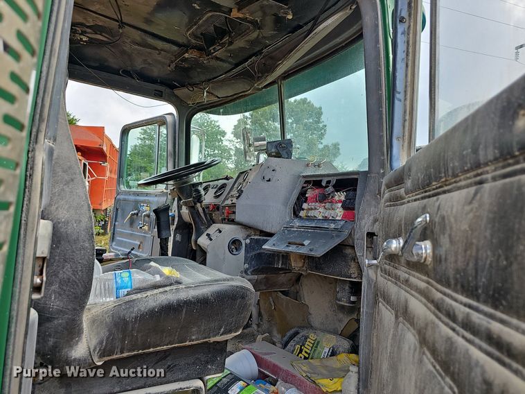 image for item EJ5795 1998 Mack RD690S dump truck