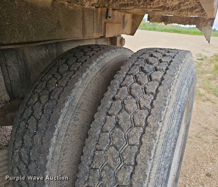 image for item EJ5795 1998 Mack RD690S dump truck