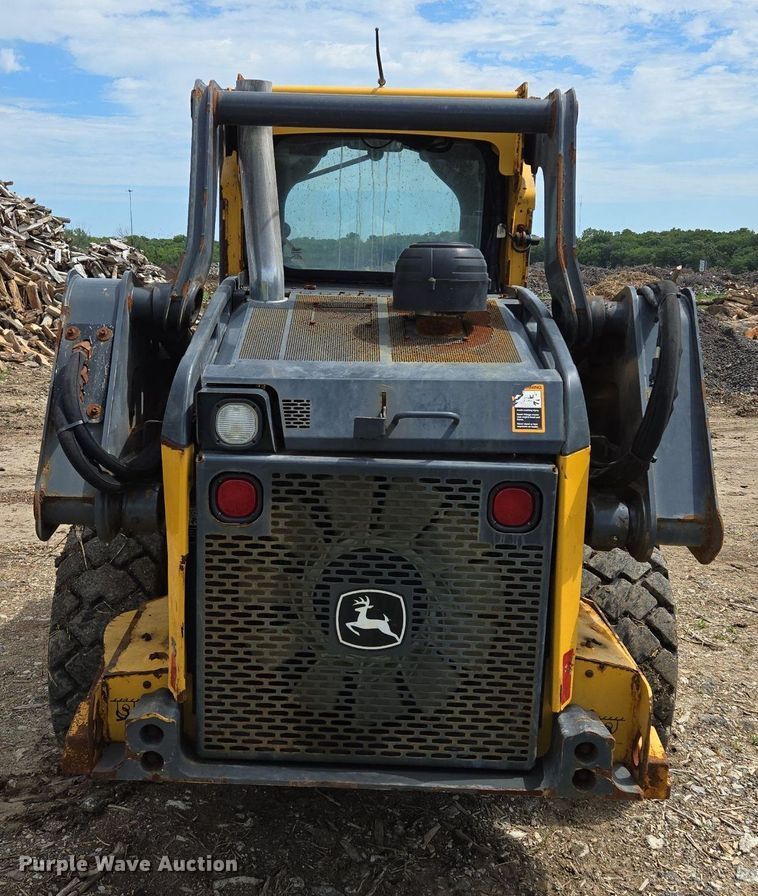 image for item EJ7172 2017 John Deere 324E skid steer loader