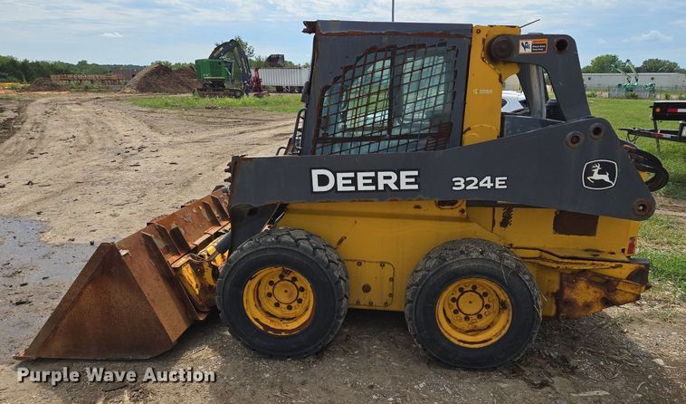 image for item EJ7172 2017 John Deere 324E skid steer loader