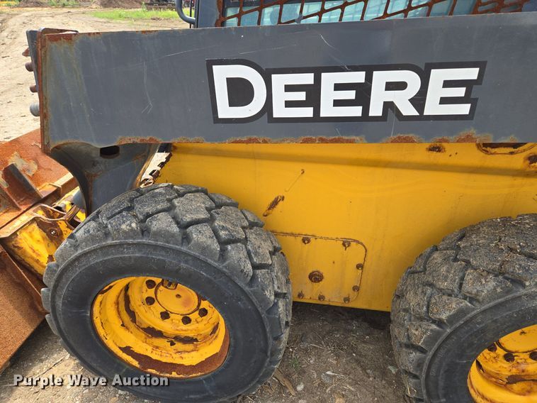 image for item EJ7172 2017 John Deere 324E skid steer loader