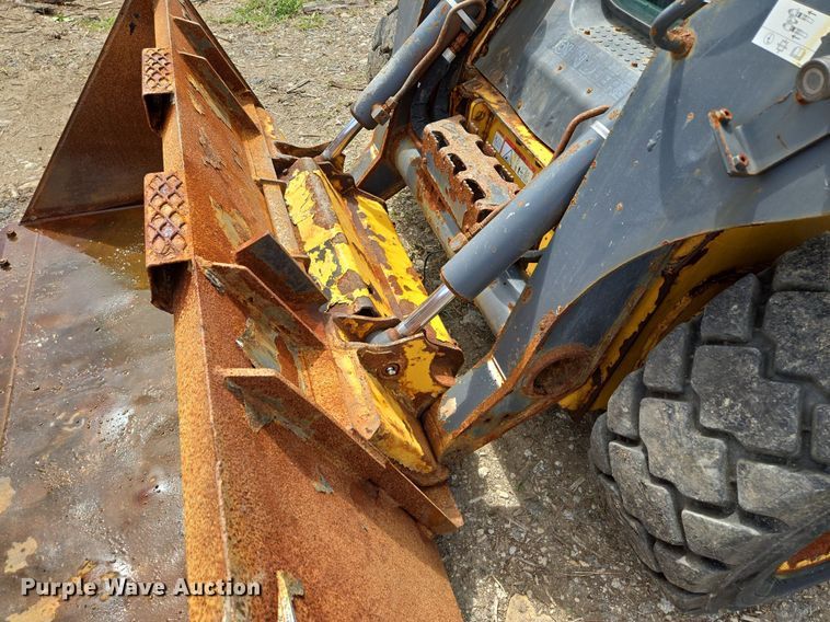 image for item EJ7172 2017 John Deere 324E skid steer loader