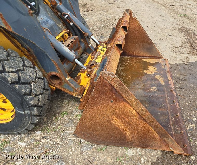 image for item EJ7172 2017 John Deere 324E skid steer loader