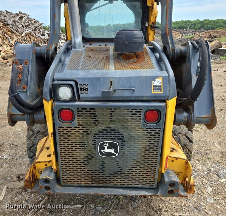 image for item EJ7172 2017 John Deere 324E skid steer loader