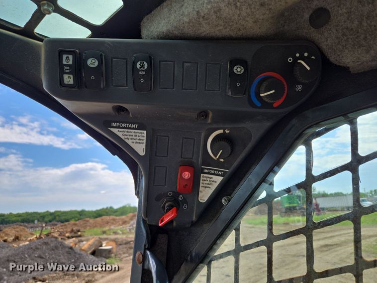 image for item EJ7172 2017 John Deere 324E skid steer loader