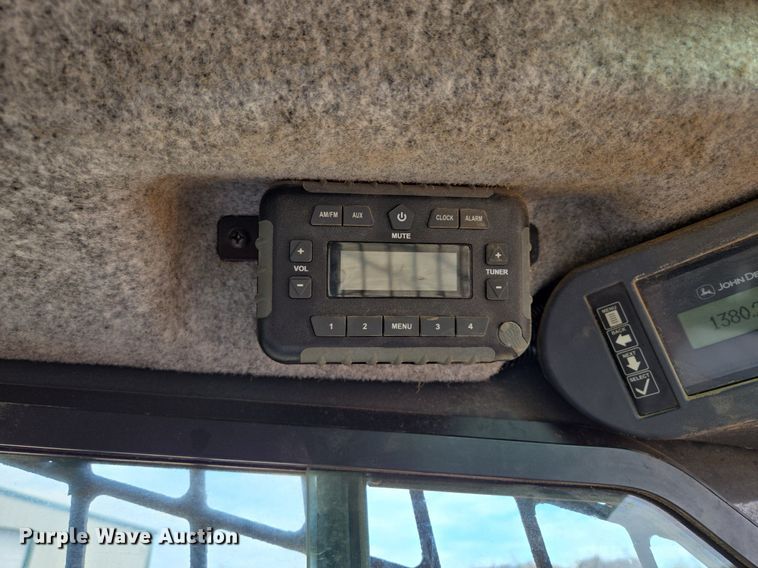 image for item EJ7172 2017 John Deere 324E skid steer loader