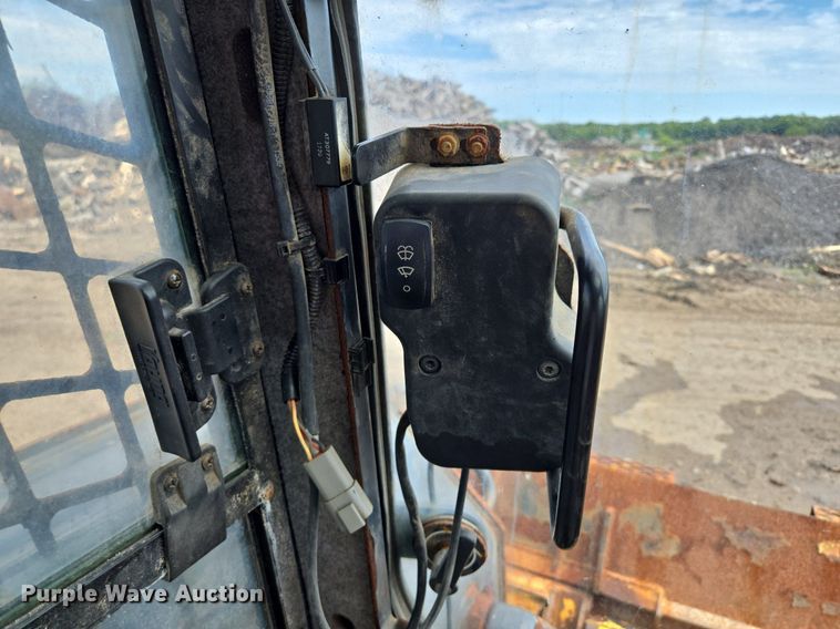 image for item EJ7172 2017 John Deere 324E skid steer loader