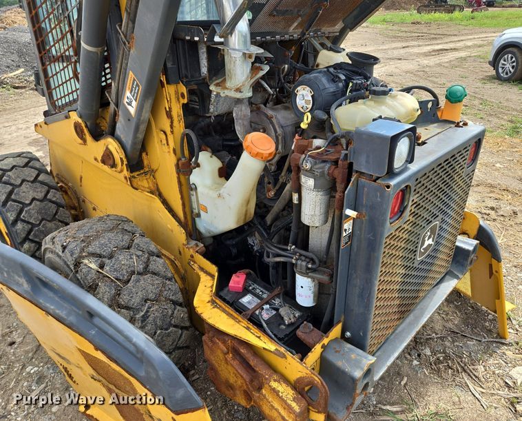 image for item EJ7172 2017 John Deere 324E skid steer loader