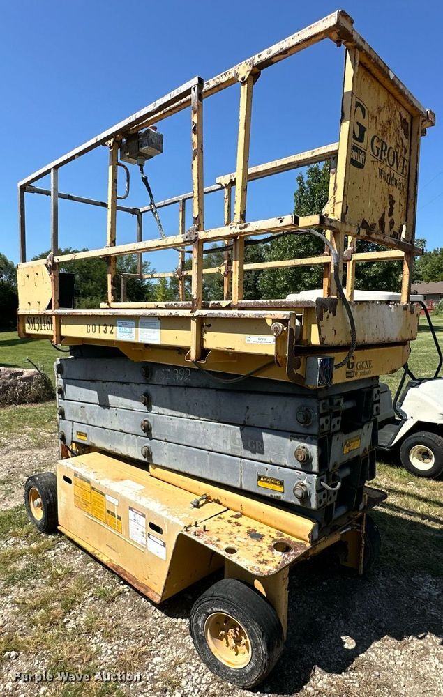 image for item EJ7210 1993 Grove SM3146E scissor lift