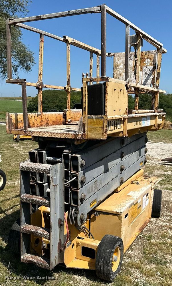 image for item EJ7210 1993 Grove SM3146E scissor lift