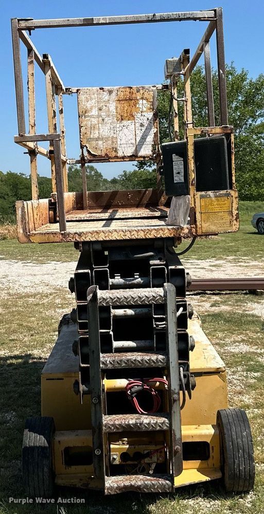 image for item EJ7210 1993 Grove SM3146E scissor lift
