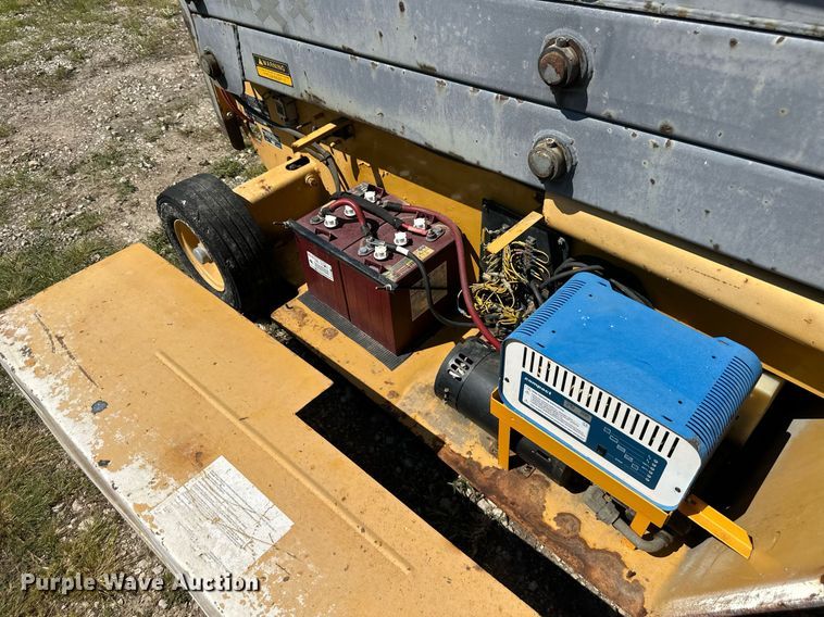 image for item EJ7210 1993 Grove SM3146E scissor lift