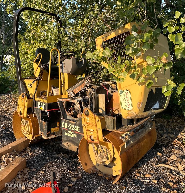 image for item EJ7212 2004 Caterpillar CB-224E double drum vibratory roller