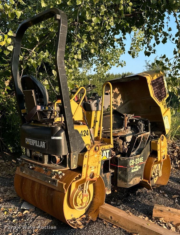 image for item EJ7212 2004 Caterpillar CB-224E double drum vibratory roller