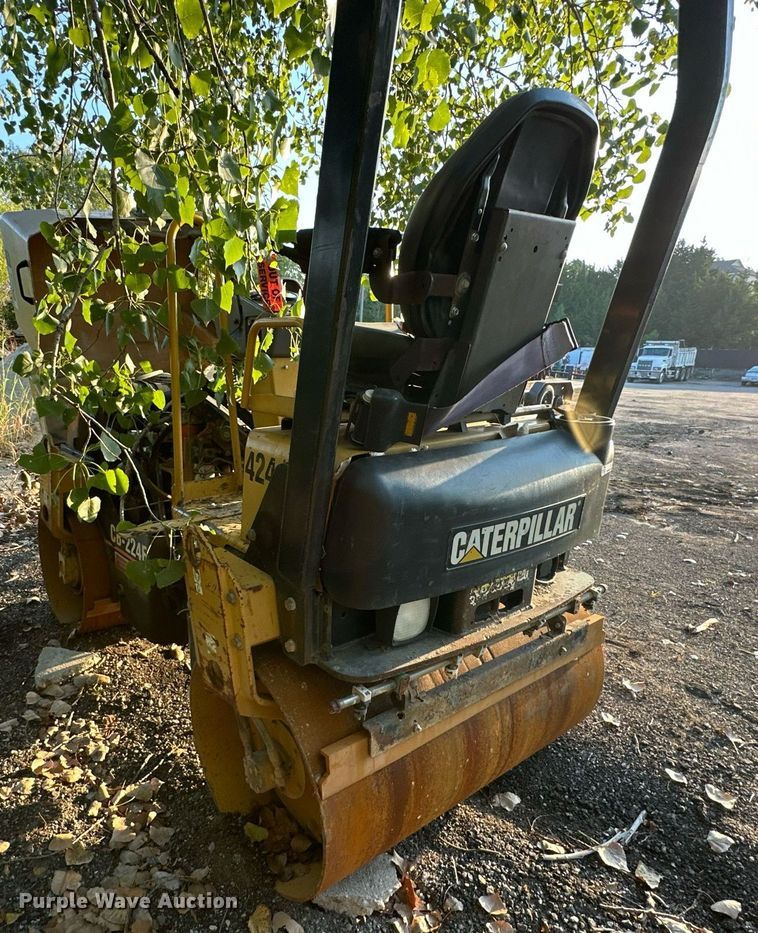 image for item EJ7212 2004 Caterpillar CB-224E double drum vibratory roller