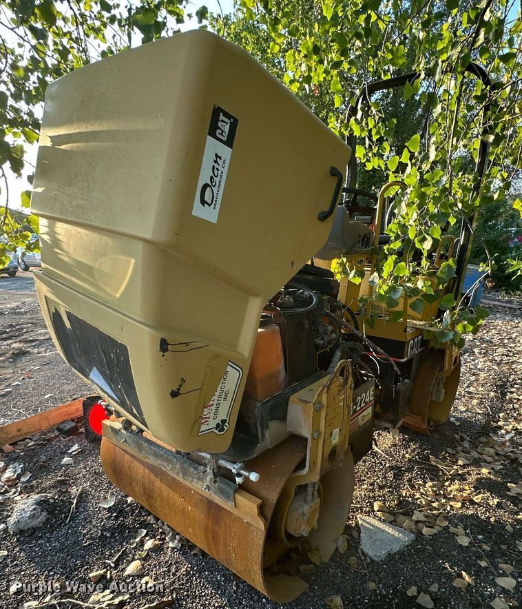 image for item EJ7212 2004 Caterpillar CB-224E double drum vibratory roller