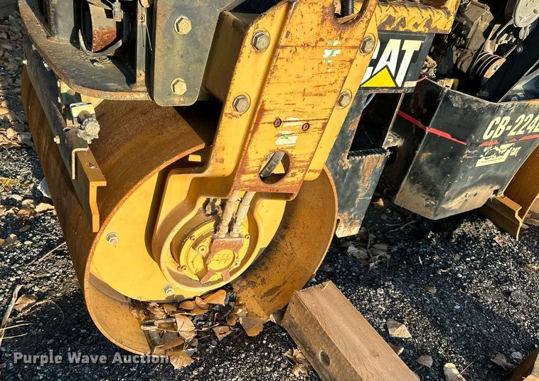 image for item EJ7212 2004 Caterpillar CB-224E double drum vibratory roller