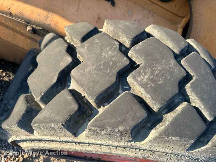 image for item EJ7213 2006 Case 450 skid steer loader