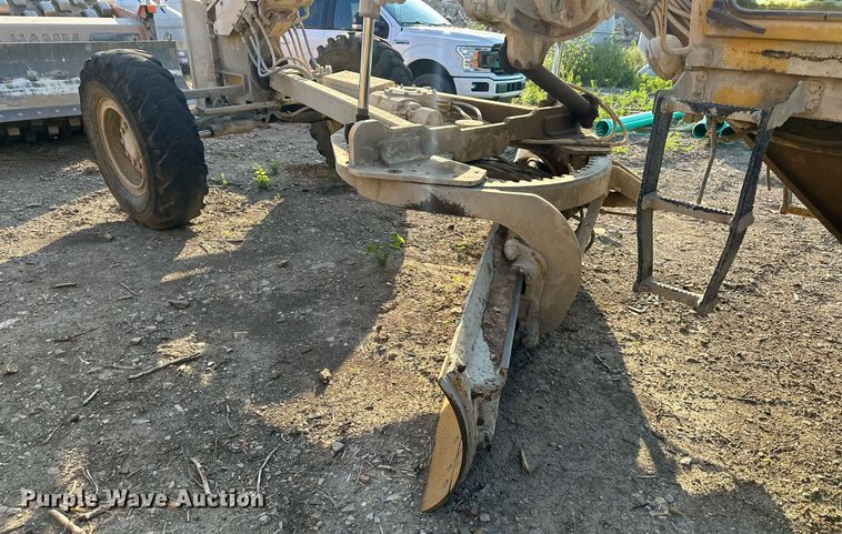 image for item EJ7214 1990 Caterpillar 12G rigid frame motor grader