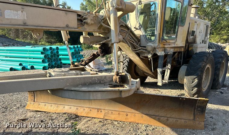 image for item EJ7214 1990 Caterpillar 12G rigid frame motor grader