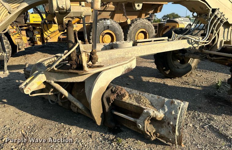 image for item EJ7214 1990 Caterpillar 12G rigid frame motor grader