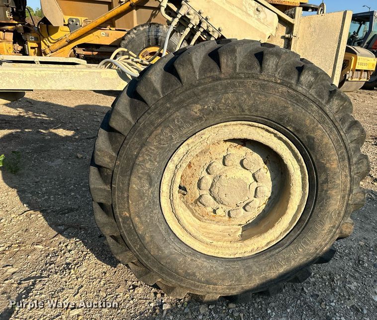 image for item EJ7214 1990 Caterpillar 12G rigid frame motor grader